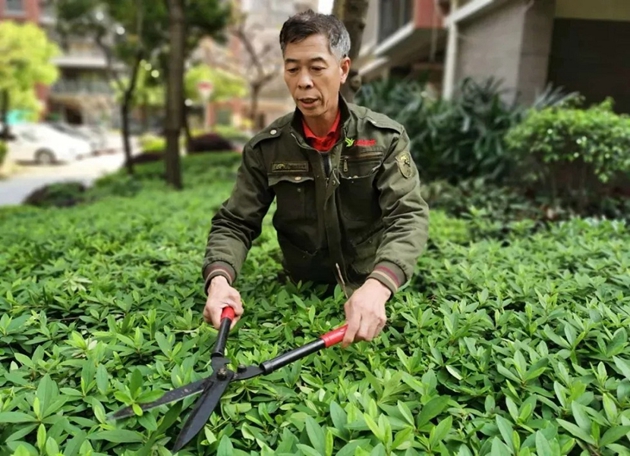 金輝物業(yè)工作人員園區(qū)維護